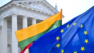 Прапори Литви та ЄС. Фотоілюстрація. Fot. PAP/Valdemar Doveiko