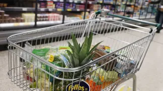 Kosz sklepowy z zakupami spożywczymi Fot. PAP/EPA/ANDY RAIN