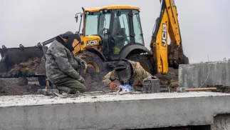 Будівництво польових укріплень у Харківській області. Фотоілюстрація. Fot. PAP/Mykola Kalyeniak