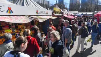Mieszkańcy stolicy podczas zakupów wielkanocnych. Fot. PAP/Piotr Nowak