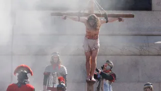 Inscenizacja ukrzyżowania. Fot. PAP/EPA/RONALD WITTEK 