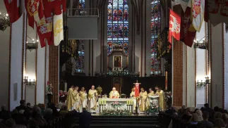 Uroczysta msza święta w Archikatedrze pw. św. Jana Chrzciciela w Warszawie w Niedzielę Wielkanocną. Fot.  PAP/Leszek Szymański