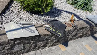 Уламки російських дронів на вулиці в Нікополі, фотоілюстрація. Fot. PAP/Alena Solomonova