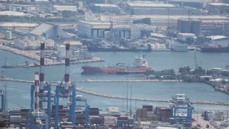 Вантажний порт у Хайфі. Fot. PAP/EPA/ABIR SULTAN