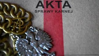 Łańcuch sędziowski i akta sprawy karnej. Zdj. ilustracyjne. Fot. PAP/Darek Delmanowicz