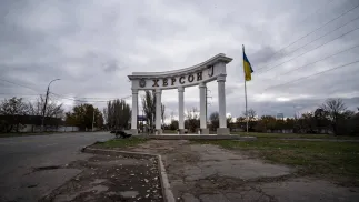 Стелла "Ворота Херсона" перед в’їздом у місто. Фотоілюстрація. Fot. PAP/EPA/MARIA SENOVILLA