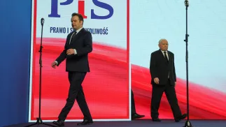 Prezes PiS Jarosław Kaczyński i rzecznik partii Rafał Bochenek. Fot. PAP/	Szymon Pulcyn
