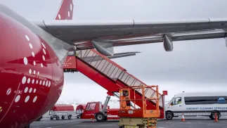 Samolot na lotnisku w Nuuk, zdjęcie ilustracyjne, fot. PAP/EPA/RITZAU SCANPIX/MADS CLAUS RASMUSSEN