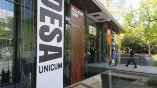 Salon DESA Unicum w Warszawie. Fot. PAP/Rafał Guz