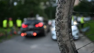 Rower, samochody w tle. Zdj. Ilustracyjne. Fot.	Darek Delmanowicz