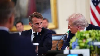 Emmanuel Macron i Donald Trump. Fot. PAP/EPA/AARON SCHWARTZ / POOL