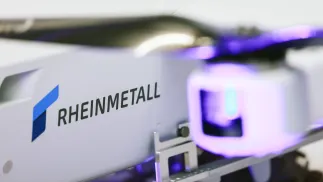 Логотип концерна Rheinmetall. Fot. PAP/EPA/HANNIBAL HANSCHKE (фотоиллюстрация)