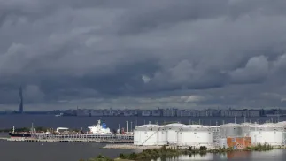 Нефтяной терминал в Санкт-Петербурге. Fot. PAP/EPA/ANATOLY MALTSEV (фотоиллюстрация)