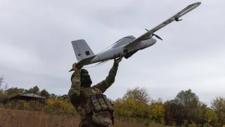 Ukraiński żołnierz rozstawia drona "Avenger UAV" Fot. PAP/Yevhen Titov