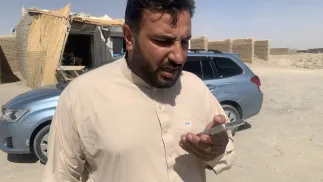 Irańczyk z telefonem komórkowym. Fot. PAP/EPA/STRINGER 