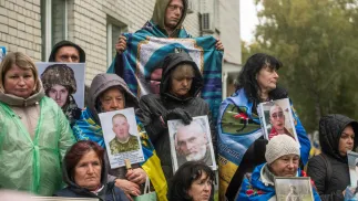 Ожидание освобождённых украинских военнопленных. Фотоиллюстрация. Fot. PAP/Vladyslav Musiienko