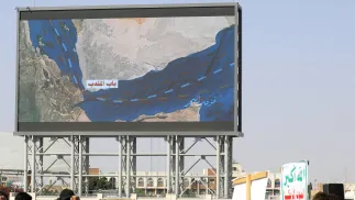 Zdjęcie ilustracyjne. Mapa cieśniny Bab al-Mandab na bilbordzie Fot. PAP/EPA/YAHYA ARHAB