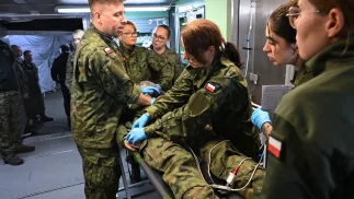 Навчання під кодовою назвою "Хоробрий тигр-25". є ознайомлення лікарів з цивільного сектору з особливостями військової системи охорони здоров’я та реальними медичними процедурами в умовах бойових дій. Фотоілюстрація. Fot. PAP/Marcin Bielecki 