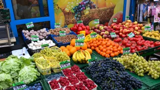 Spożywanie większej ilości warzyw i owoców zmniejsza ryzyko demencji. Fot. PAP/Marcin Bielecki