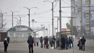 Місцеві жителі чекають на автобус біля закритої станції метро після нічного обстрілу Харкова. Фотоілюстрація. Fot. PAP/EPA/SERGEY KOZLOV 