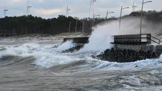 Wiatr nad morzem bałtyckim. Fot. PAP/Piotr Kowala