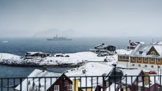 Duński okręt wojenny u wybrzeży Grenlandii, fot. PAP/EPA/RITZAU SCANPIX/Mads Claus Rasmussen