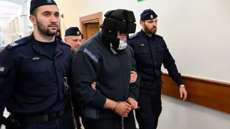 Doprowadzenia Piotra K. (C) na posiedzenie aresztowe Sądu Rejonowego w Słupsku. Fot. PAP/Piotr Kowala