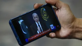 Telefon z wyświetlonym przemówieniem premiera Pakistanu Shehbaza Sharifa. Fot PAP/EPA/SHAHZAIB AKBER 