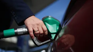 Dystrybutor na stacji benzynowej. Fot. PAP/Leszek Szymański