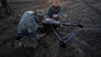 украинские военные с дроном фотоилюстрация Fot. PAP/EPA/MARIA SENOVILLA