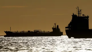 Tankowce z ropą i gazem. Fot. PAP/EPA/	GUILLAUME HORCAJUELO