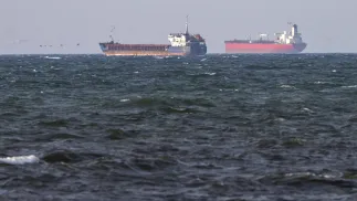 Затримання двох танкерів тіньового флоту Caffa (зліва) та Sea Owl I (праворуч) шведською береговою охороною. Фотоілюстрація. Fot. PAP/EPA/Johan Nilsson