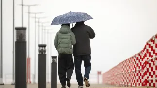 Spacer pod parasolem. Bulwar Słoneczny w Krynicy Morskiej. Fot. PAP/Tytus Żmijewski