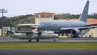 Amerykańskie samoloty wojskowe w azorskiej bazie lotniczej Lajes, na wyspie Terceira, fot. PAP/EPA/LUSA/ANTONIO ARAUJO