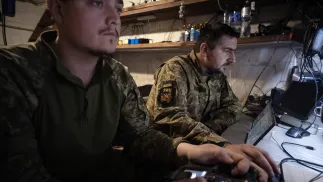 Оператори українських Збройних сил використовують FPV-дрони-перехоплювачі на передовій у Донецькій області. Fot. PAP/EPA