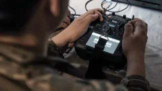 Оператор FPV дрона з пультом в руках. Fot. PAP/EPA/Maria Senovilla (фотоілюстрація)