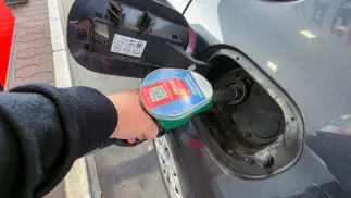 Tankowanie paliwa na stacji benzynowej. Fot. PAP/Marcin Bielecki