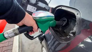 Stacja benzynowa, tankowanie. Fot. PAP/Marcin Bielecki