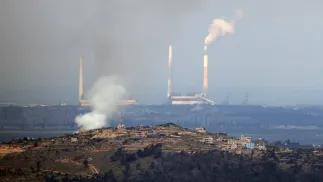 Atak rakietowy Iranu na miasto Hadera w Izraelu. Fot. PAP/EPA/ALAA BADARNEH