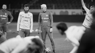  Drugi trener piłkarskiej reprezentacji Polski Jacek Magiera (C) i Robert Lewandowski (2L) podczas treningu kadry w Sztokholmie, fot. PAP/Leszek Szymański