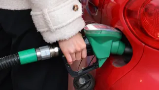 Tankowanie samochodu Fot. PAP/Albert Zawada