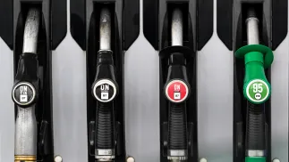 Dyspozytor paliw na stacji benzynowej. Fot. PAP/Darek Delmanowicz