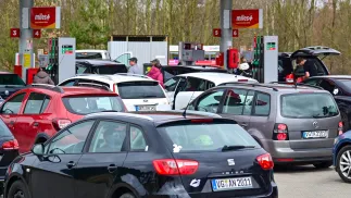 Kolejki na stacji paliw. Fot. PAP/Marcin Bielecki