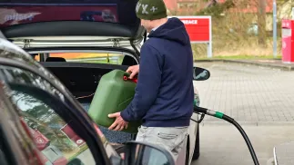 Tankowanie paliwa na stacji benzynowej, fot. PAP/Marcin Bielecki