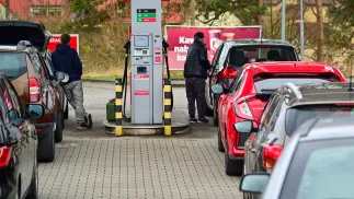 Kolejka na stacji benzynowej Fot. PAP/Marcin Bielecki