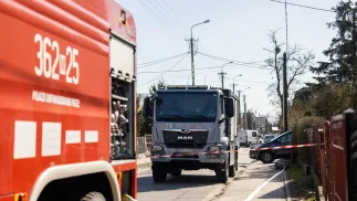 Służby na ulicy Zielonej w Płocku, fot. PAP/Szymon Łabiński