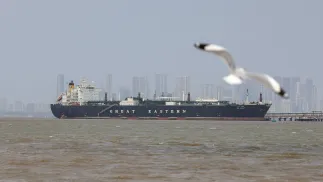 Statek przewożący skroplony gaz ziemny (LPG) przez Cieśninę Ormuz przypłynął do portu w Mumbaju w Indiach Fot. PAP/EPA/DIVYAKANT SOLANKI