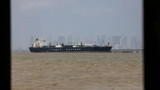 Tankowiec w cieśninie Ormuz. Zdj. ilustracyjne. Fot. PAP/EPA/DIVYAKANT SOLANKI 