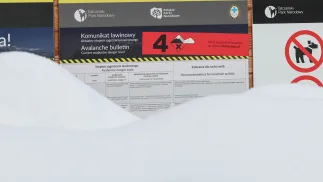 Tablica informująca o czwartym stopniu zagrożenia lawinowego. Fot. PAP/Grzegorz Momot
