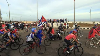 Проправительственный марш на Кубе. Фотоиллюстрация. Fot. PAP/EPA/Ernesto Mastrascusa